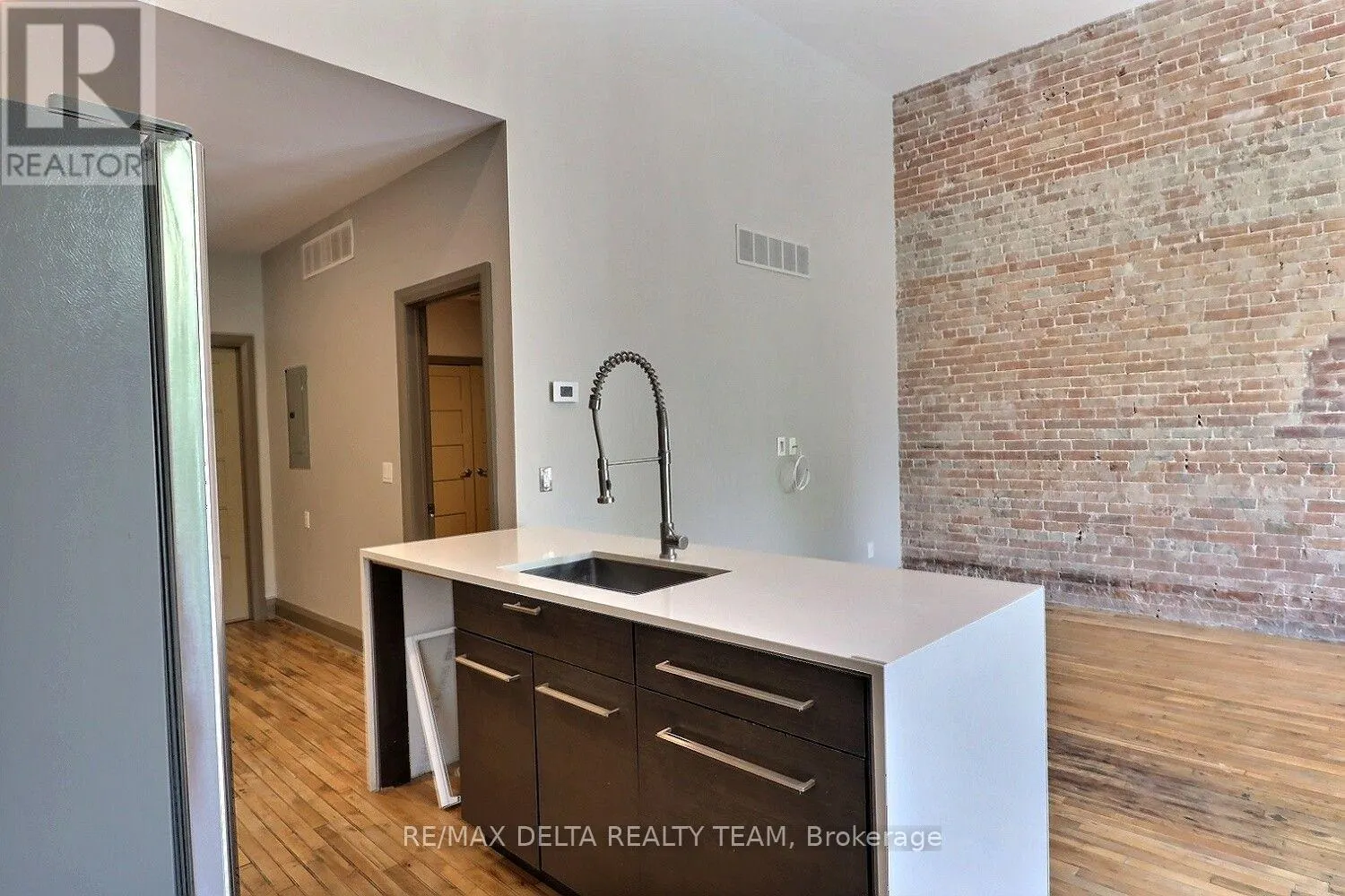 232 KING STREET W