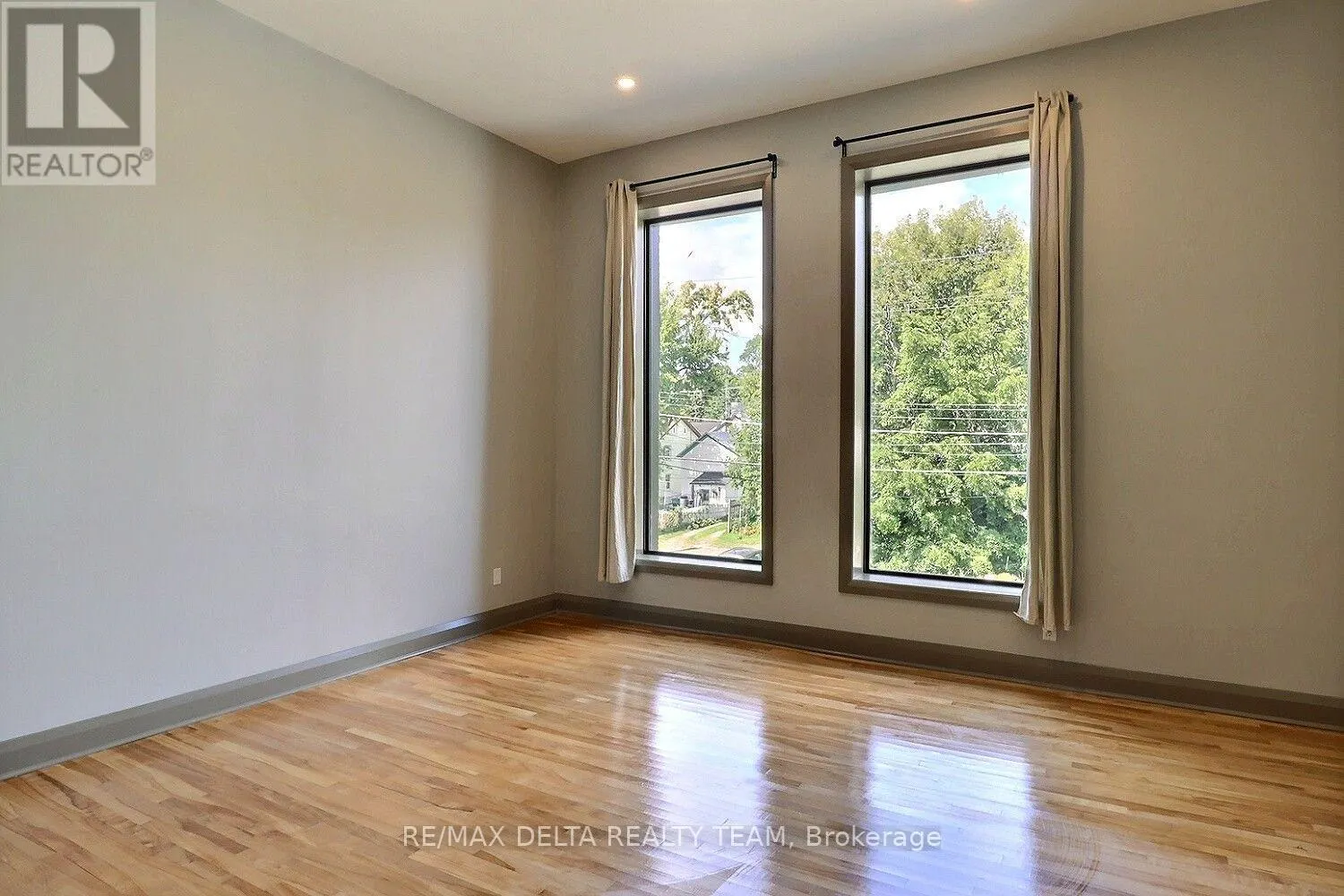 232 KING STREET W
