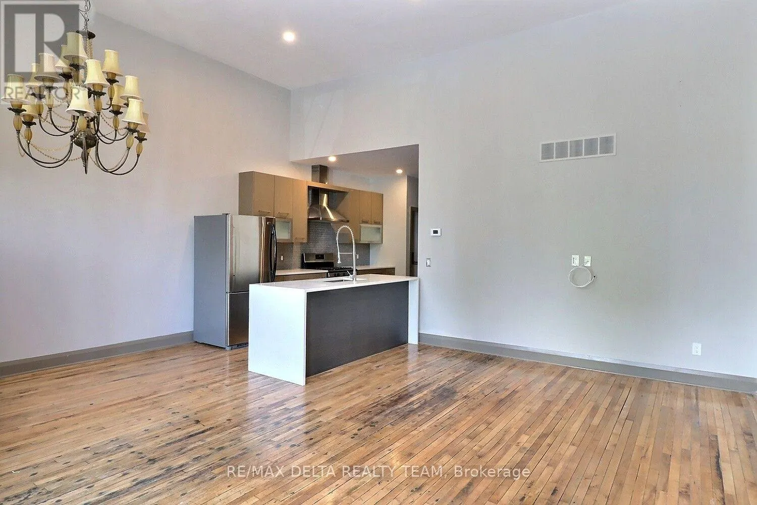 232 KING STREET W