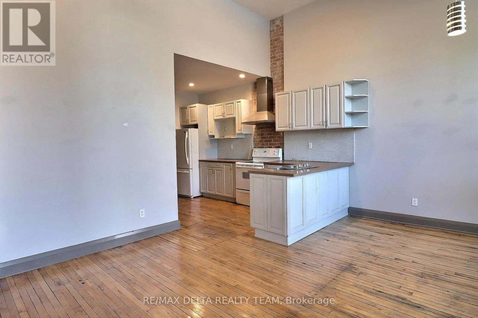 228 KING STREET W