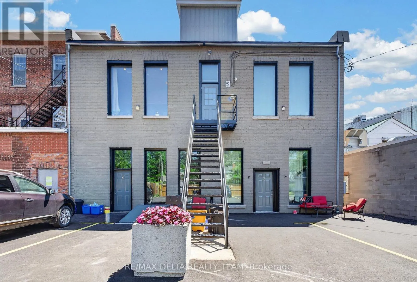 228 KING STREET W