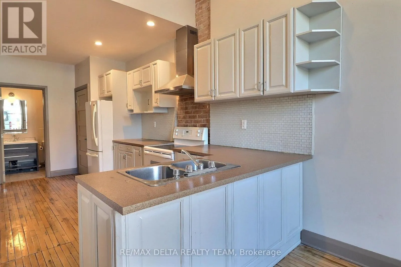 228 KING STREET W
