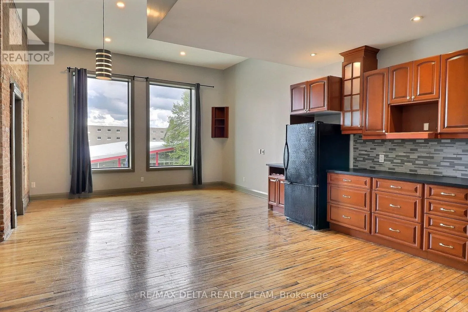 228 KING STREET W