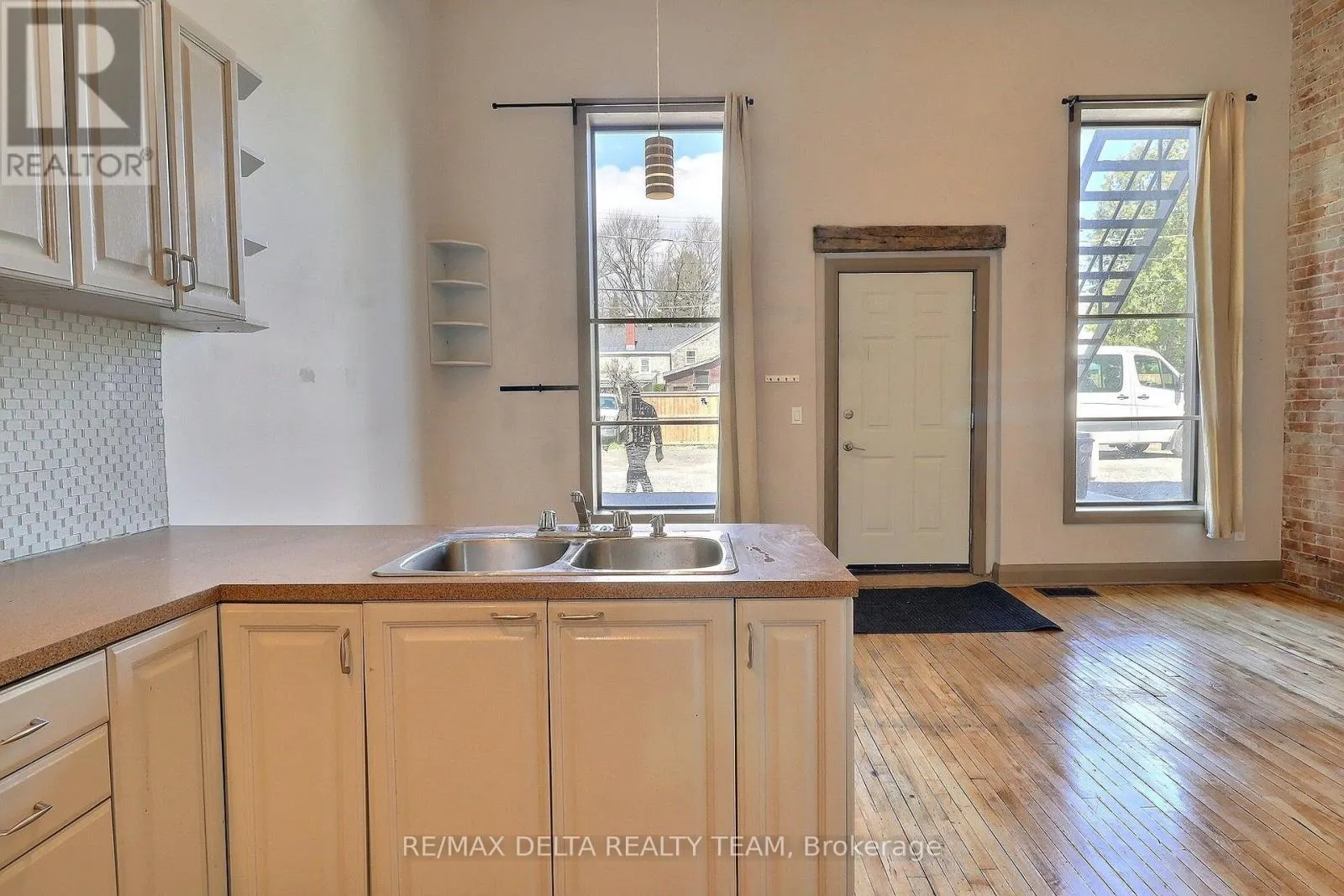 228 KING STREET W