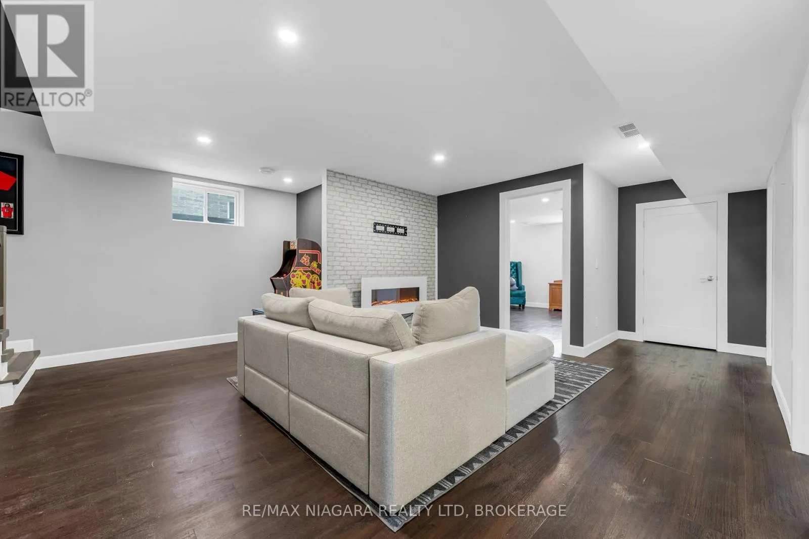 5 HERON POINTE ROAD