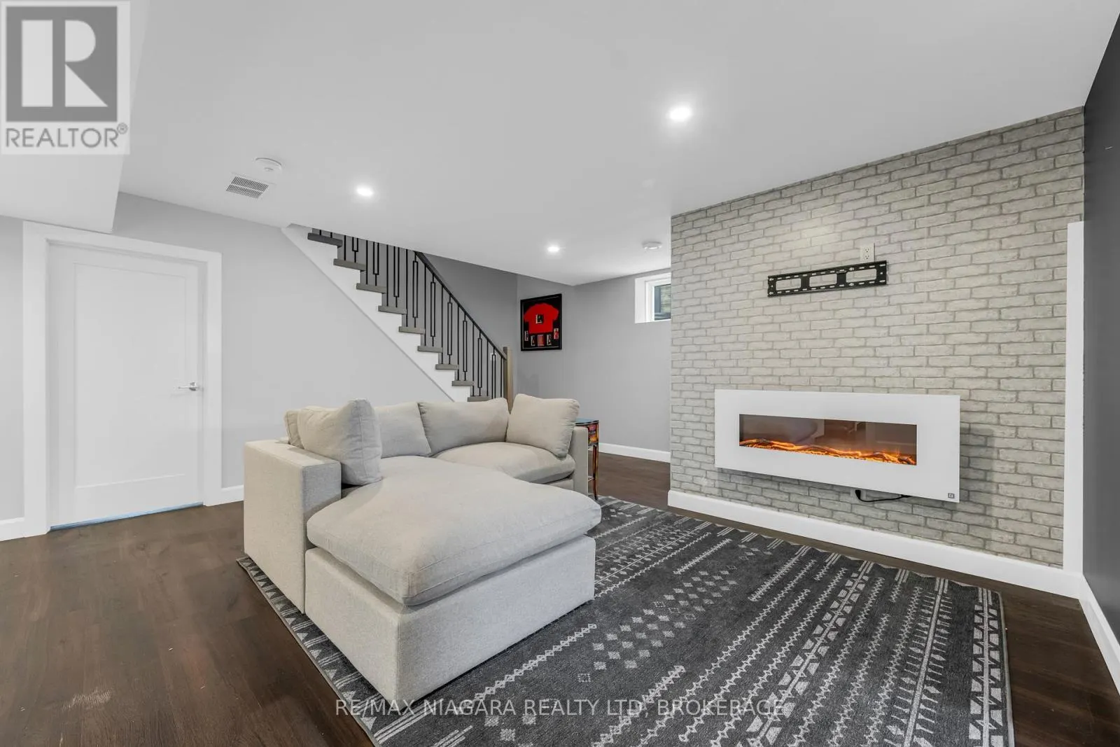 5 HERON POINTE ROAD