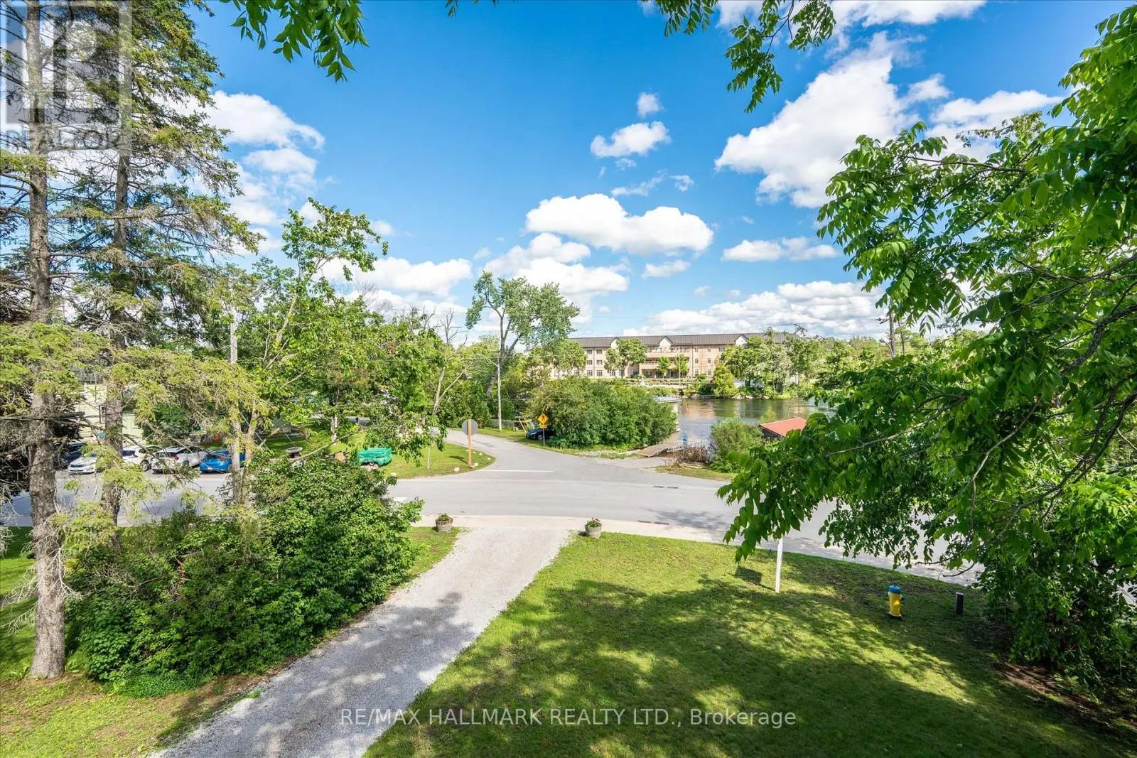 64 FRONT STREET E