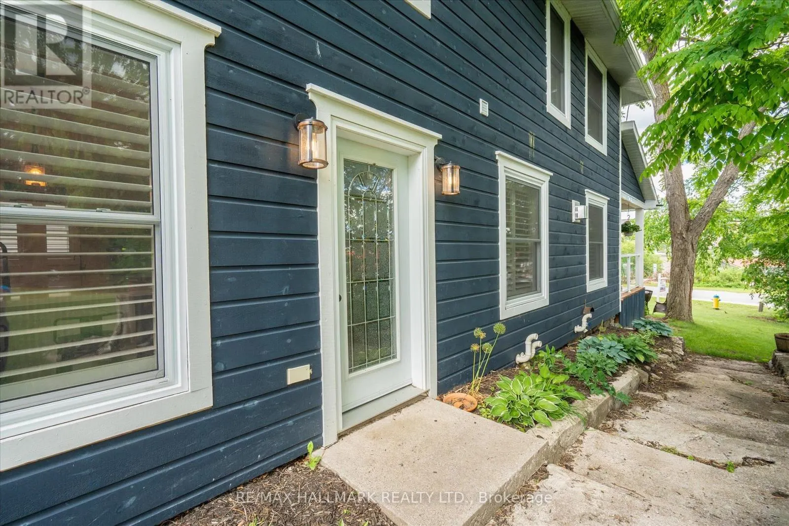 64 FRONT STREET E