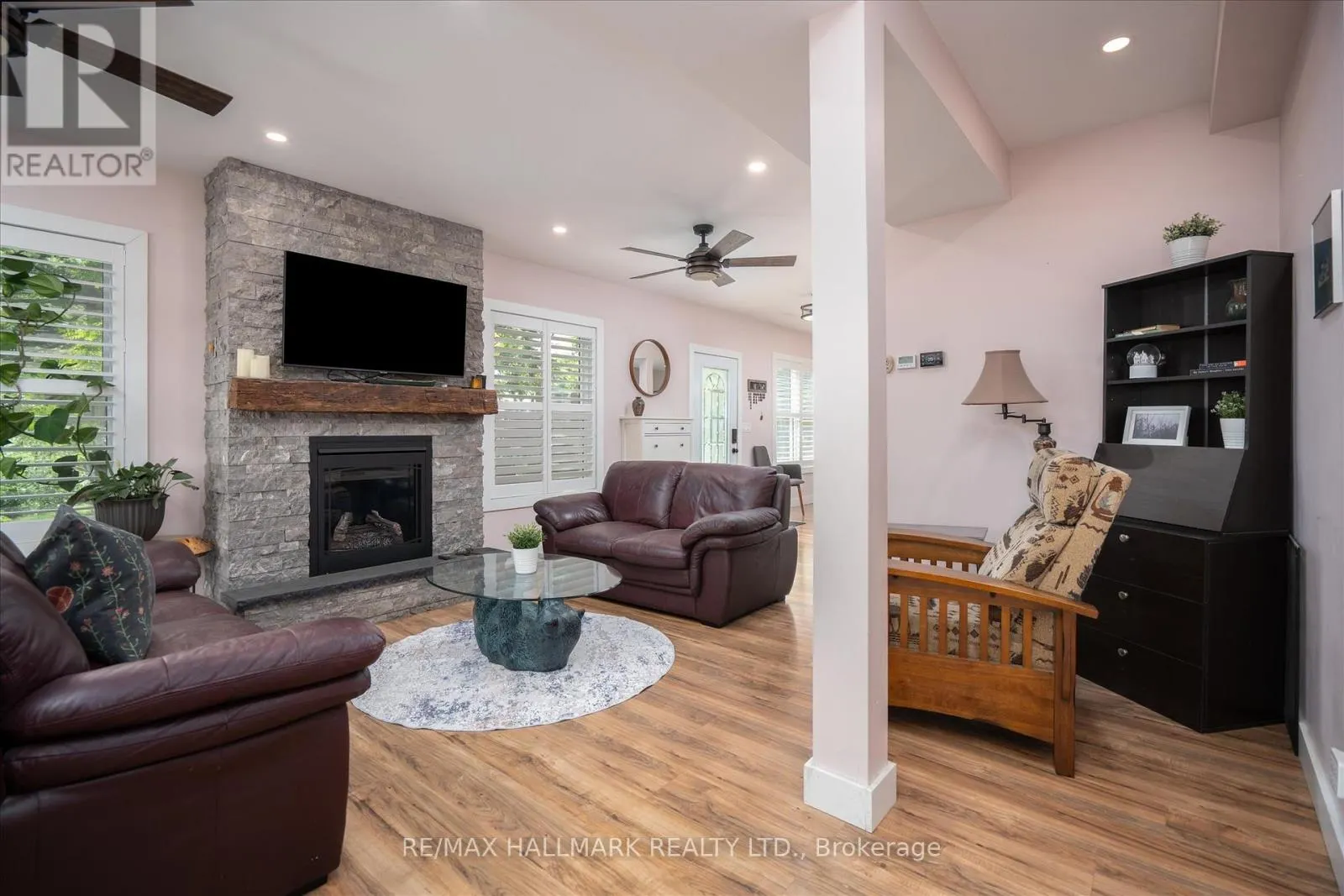 64 FRONT STREET E