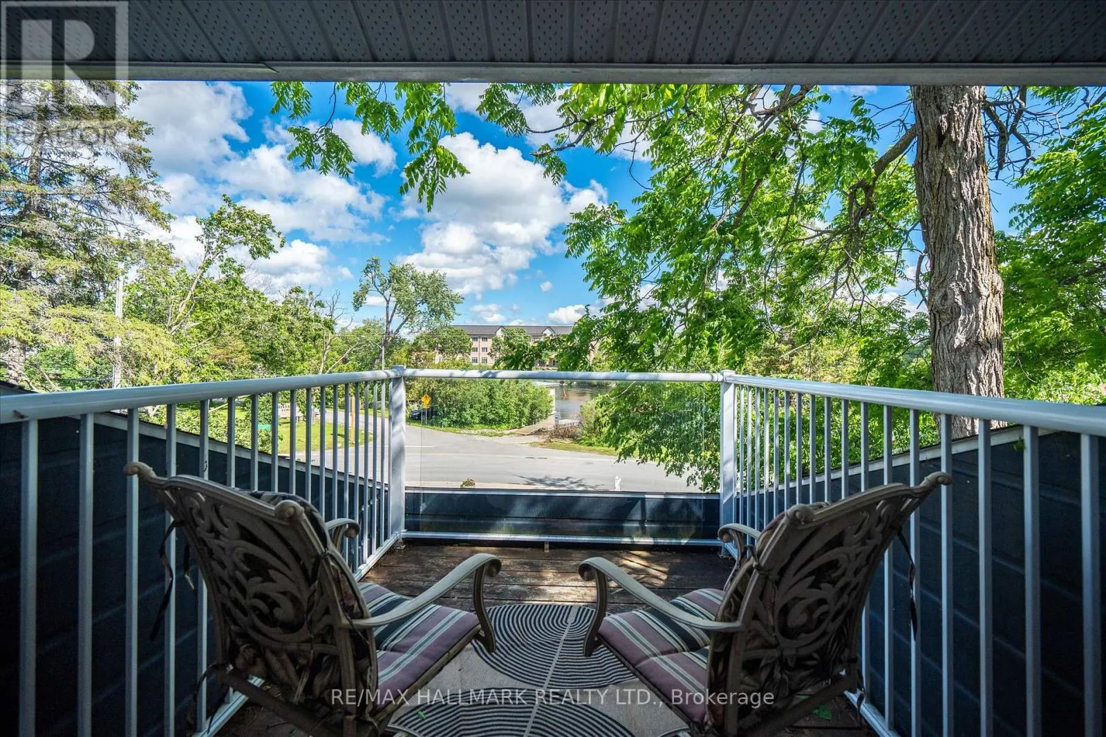 64 FRONT STREET E