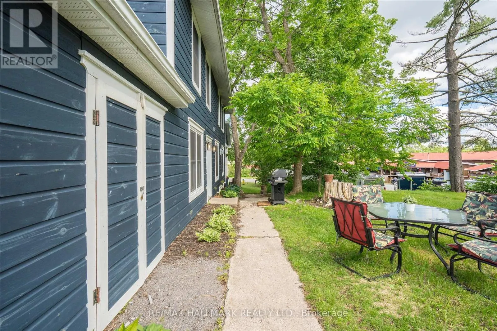 64 FRONT STREET E