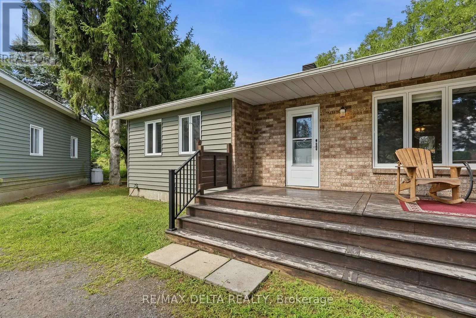 1120 DES CEDRES STREET