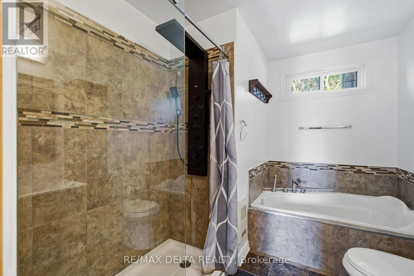 1120 DES CEDRES STREET