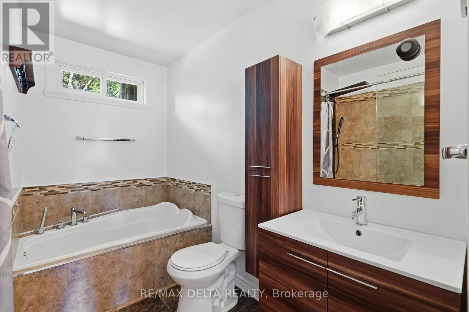 1120 DES CEDRES STREET