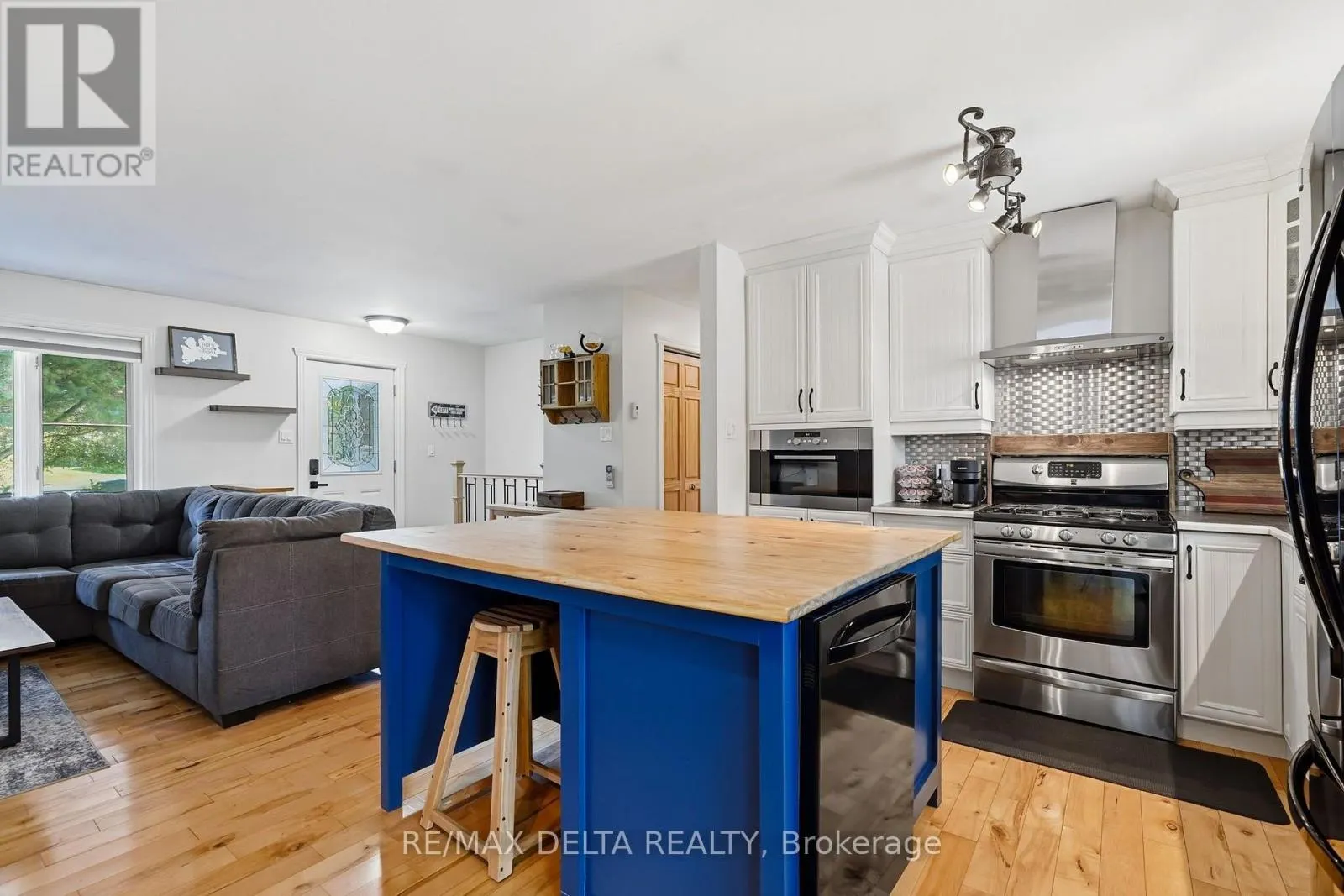 1120 DES CEDRES STREET