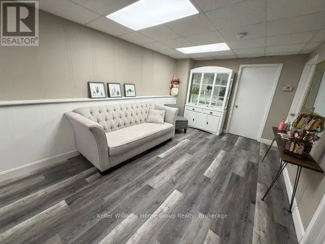UPPER - 465A ST PATRICK STREET W #Upper