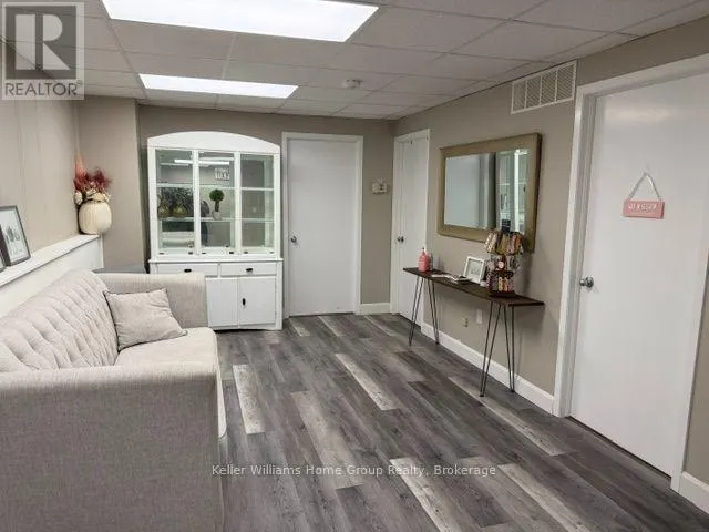 UPPER - 465A ST PATRICK STREET W #Upper