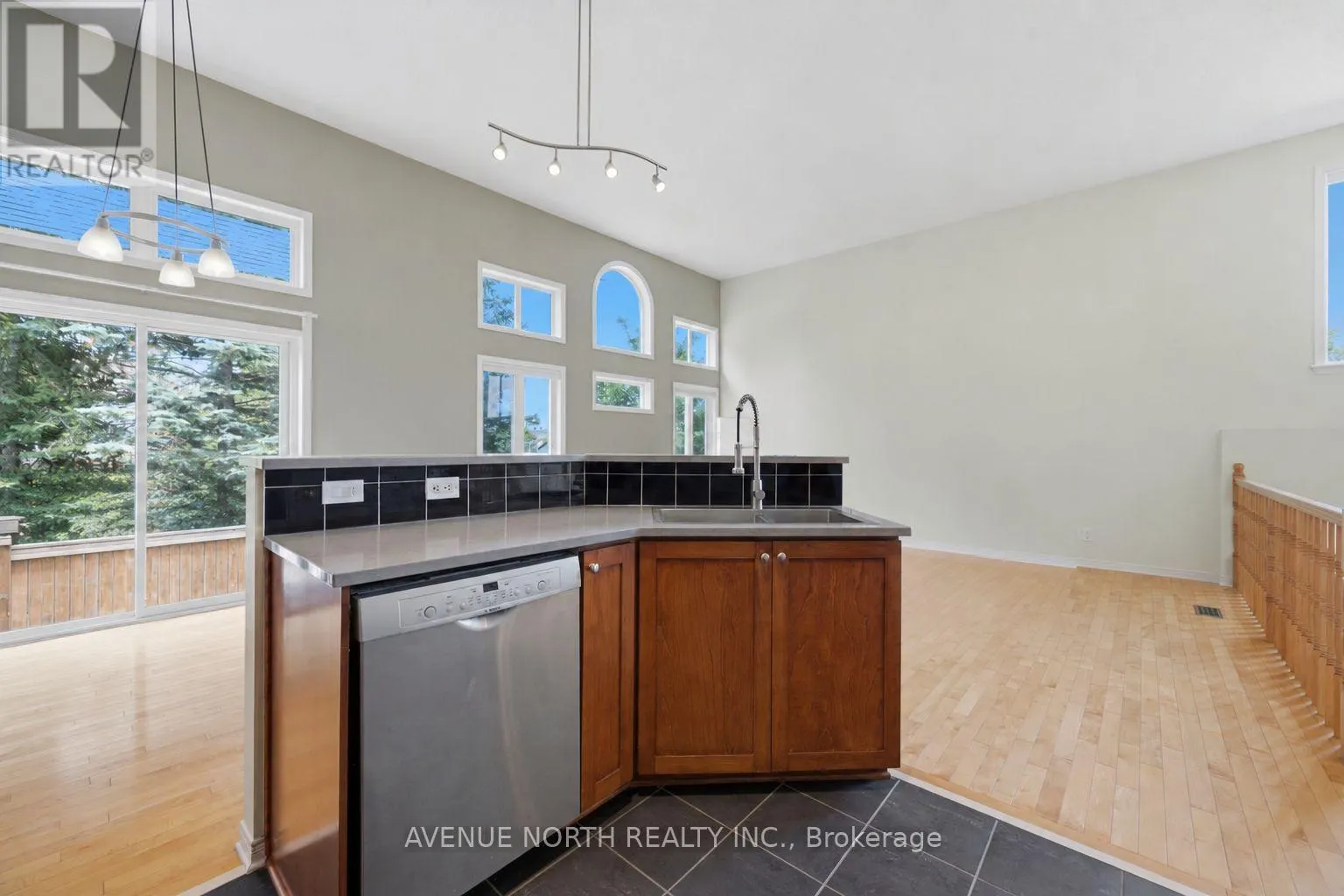 141 GLADEVIEW PRIVATE