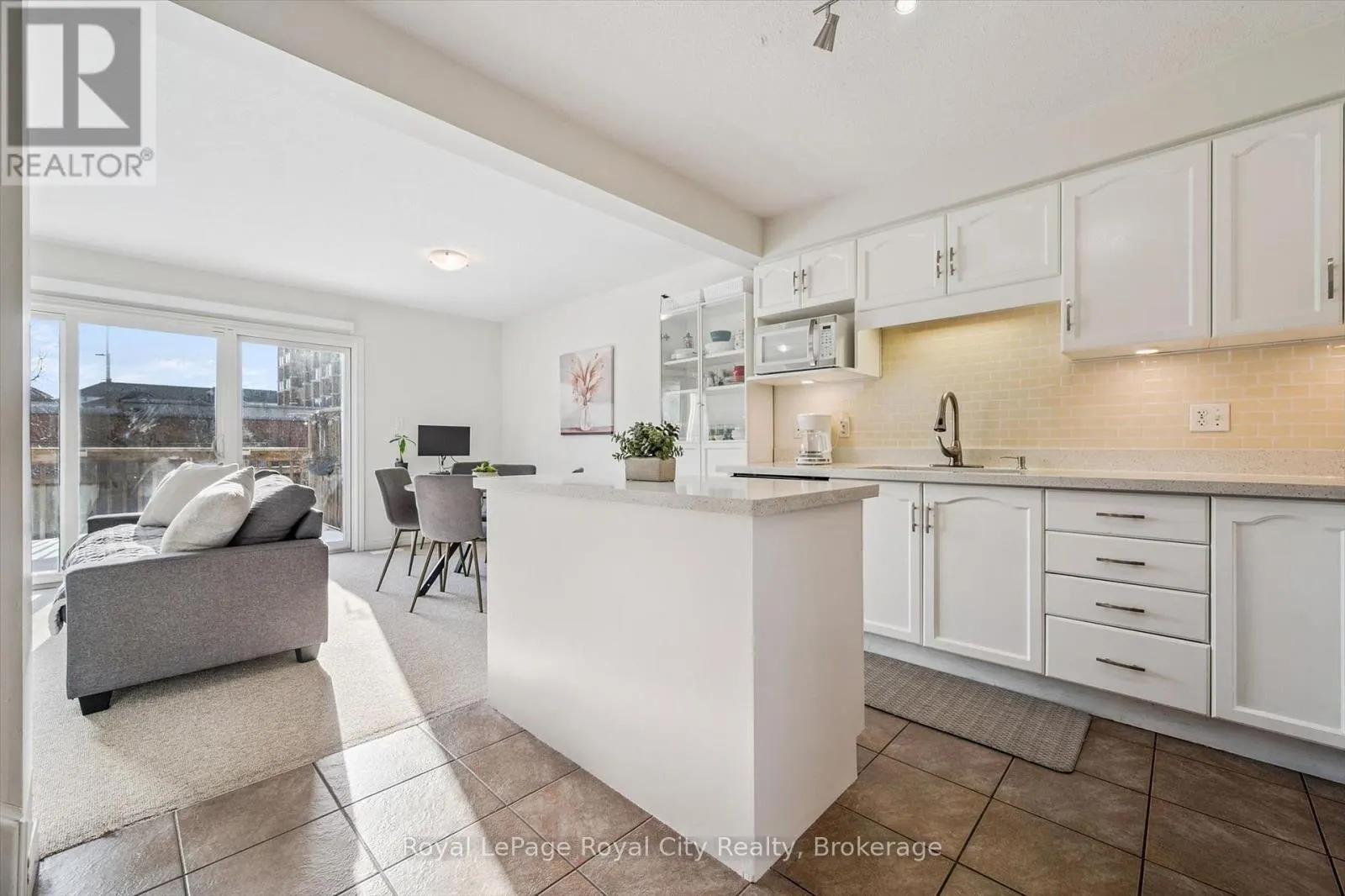 6 - 361 ARKELL ROAD #6