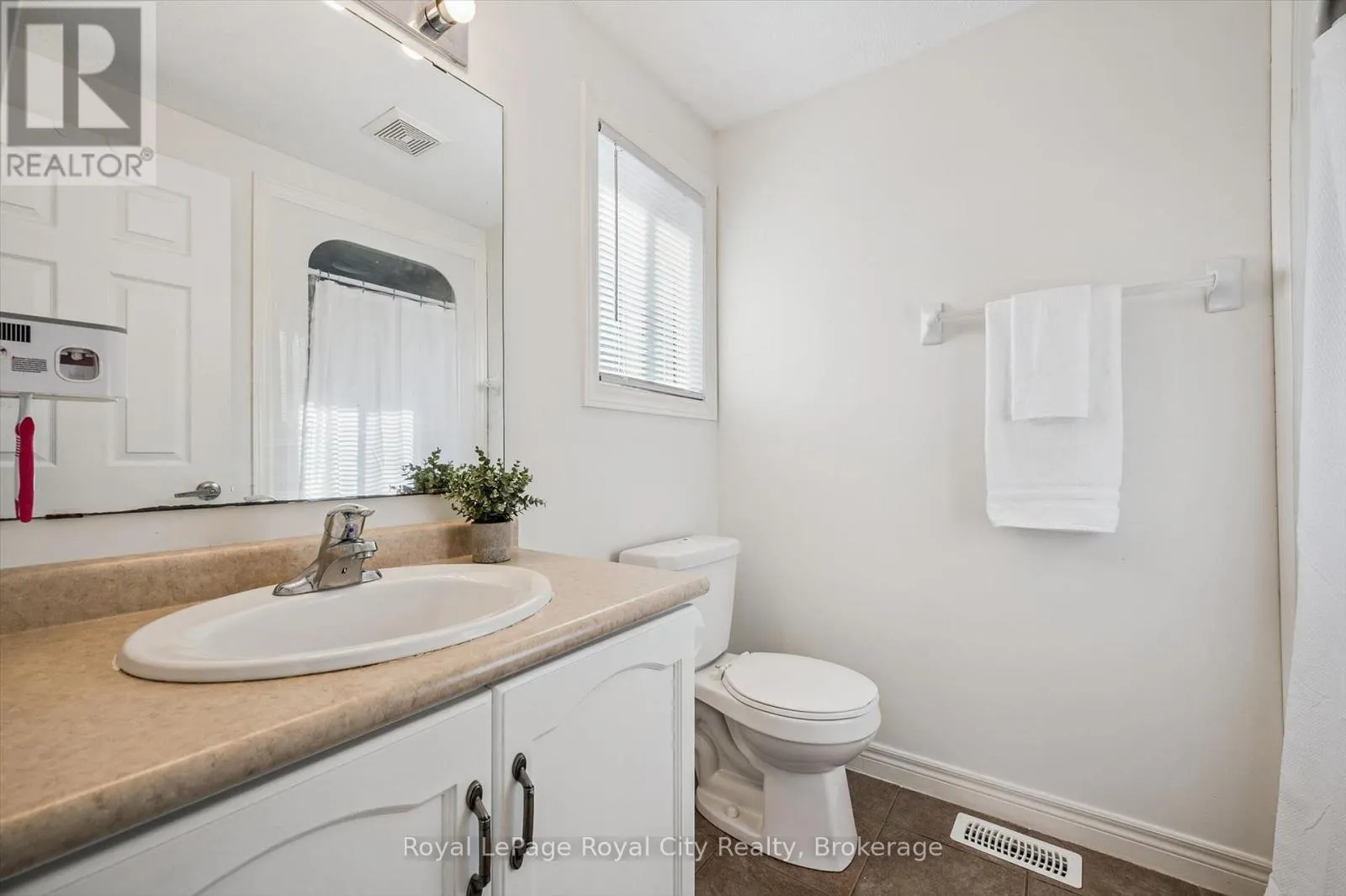 6 - 361 ARKELL ROAD #6
