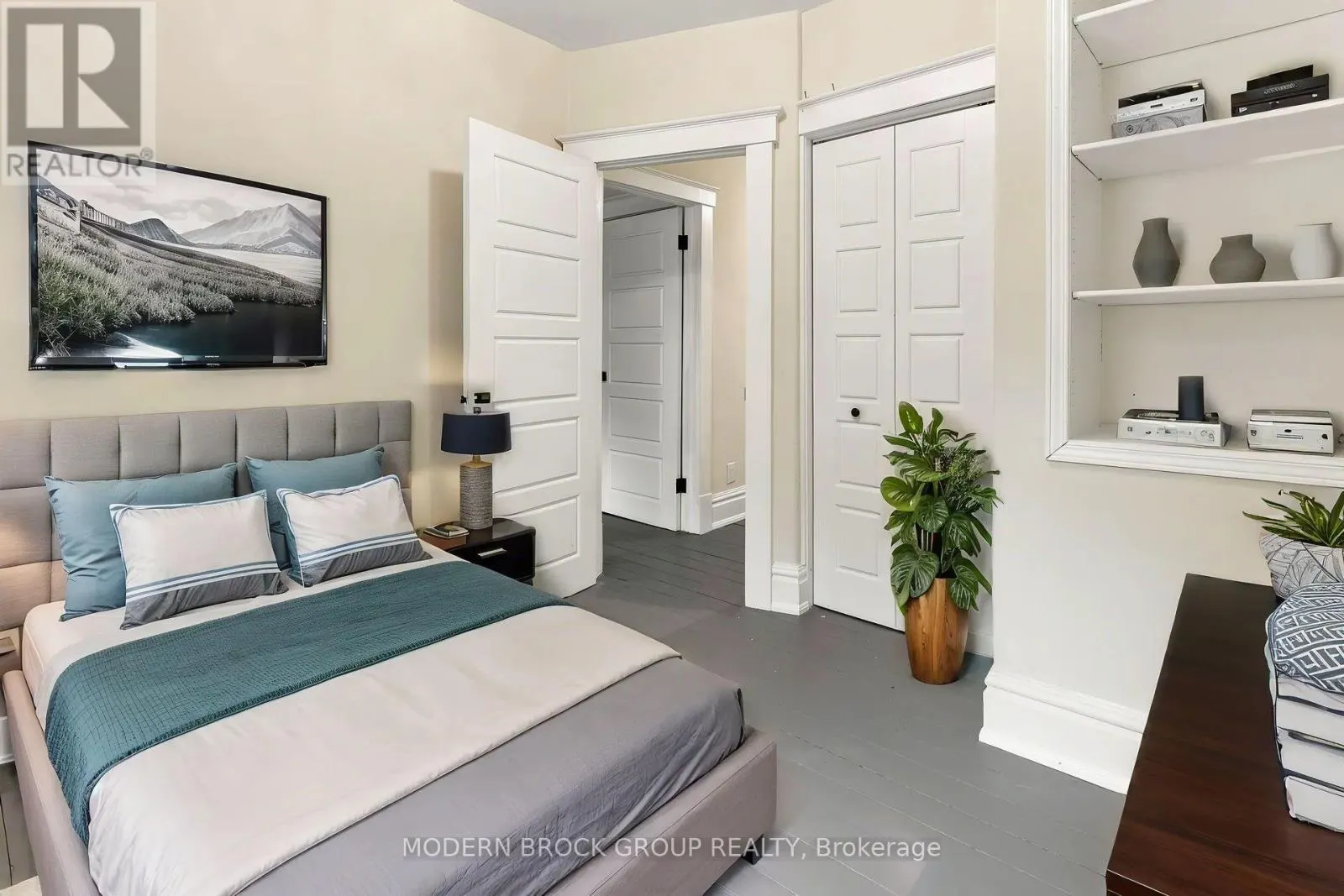 322 KING STREET W