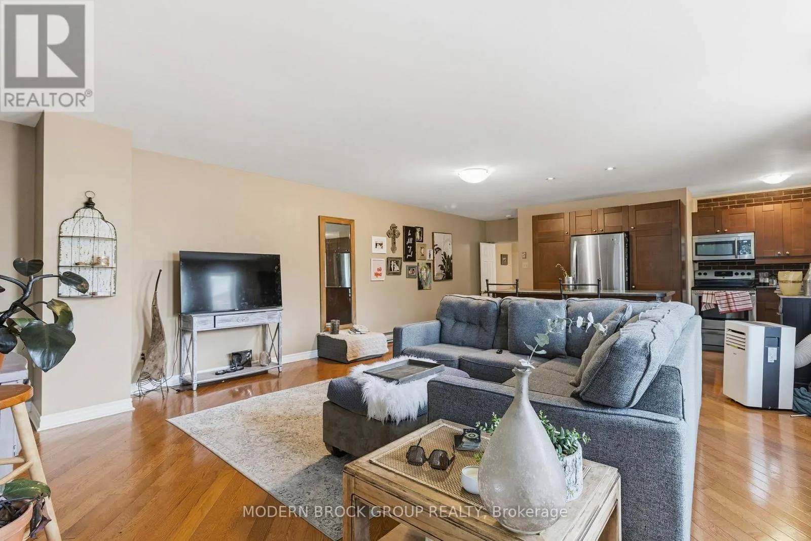 322 KING STREET W