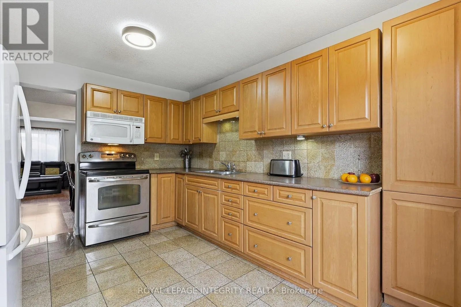 4 - 890 CAHILL DRIVE W