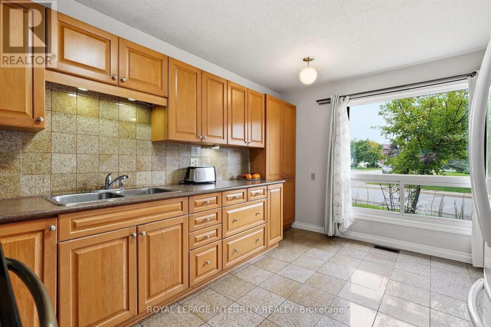 4 - 890 CAHILL DRIVE W