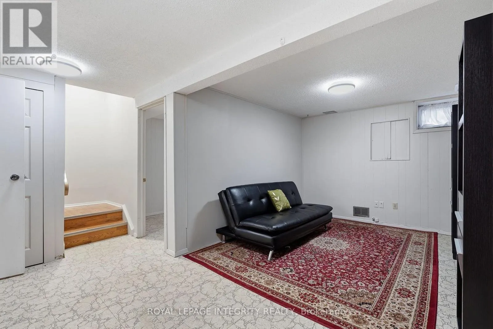 4 - 890 CAHILL DRIVE W