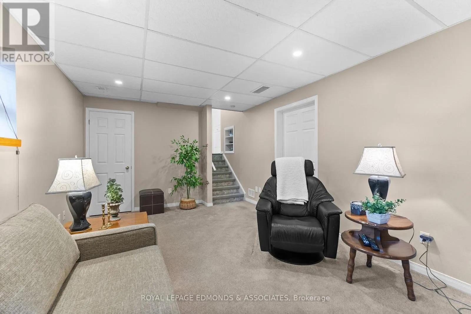 907 CEDAR LANE