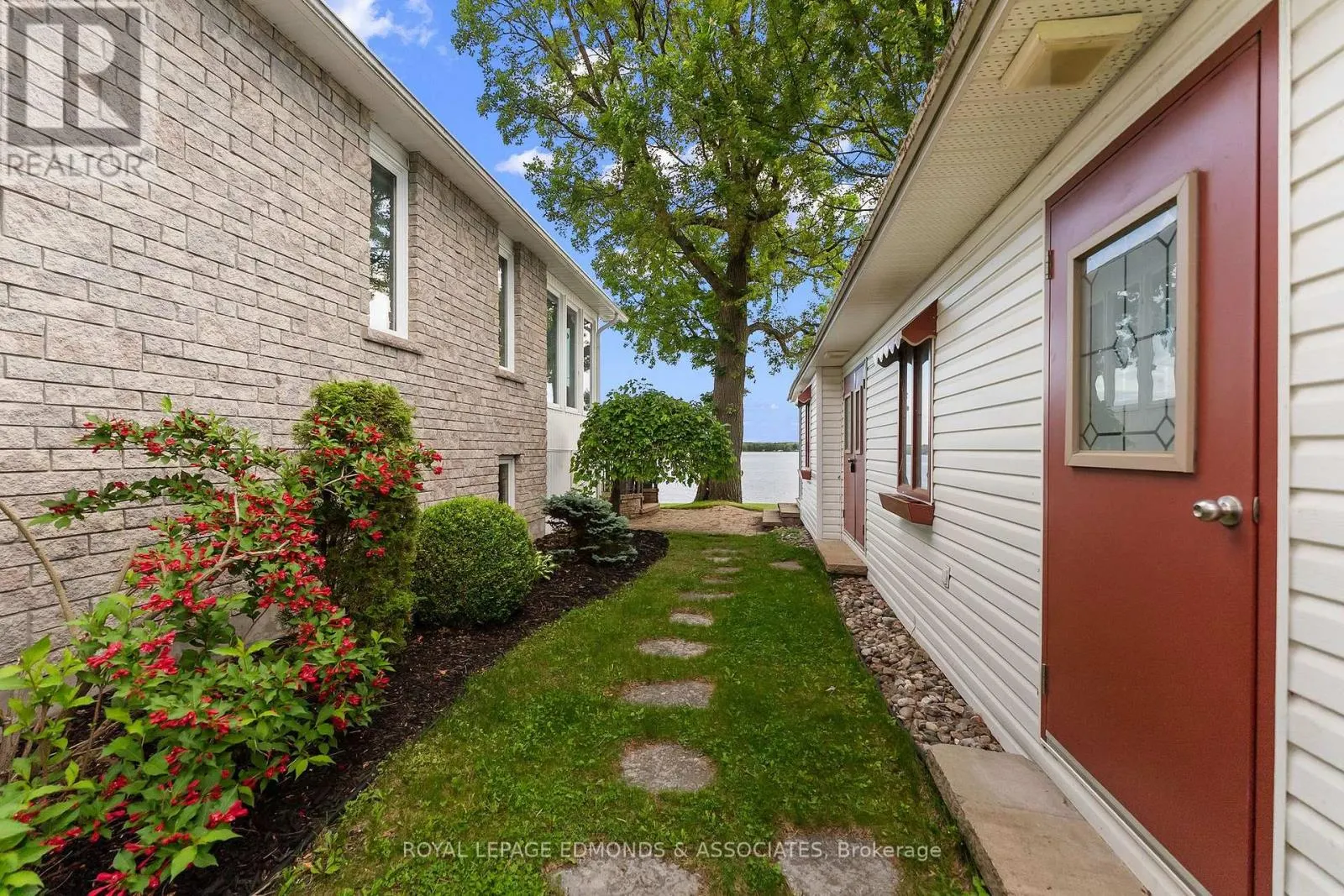 907 CEDAR LANE