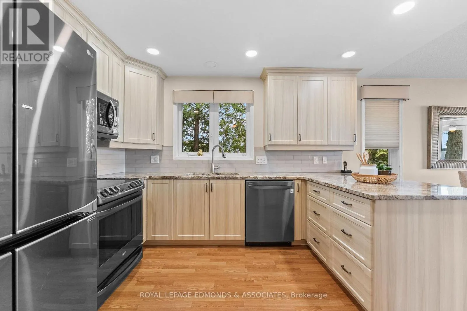 907 CEDAR LANE
