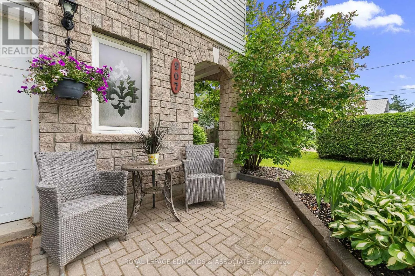 907 CEDAR LANE