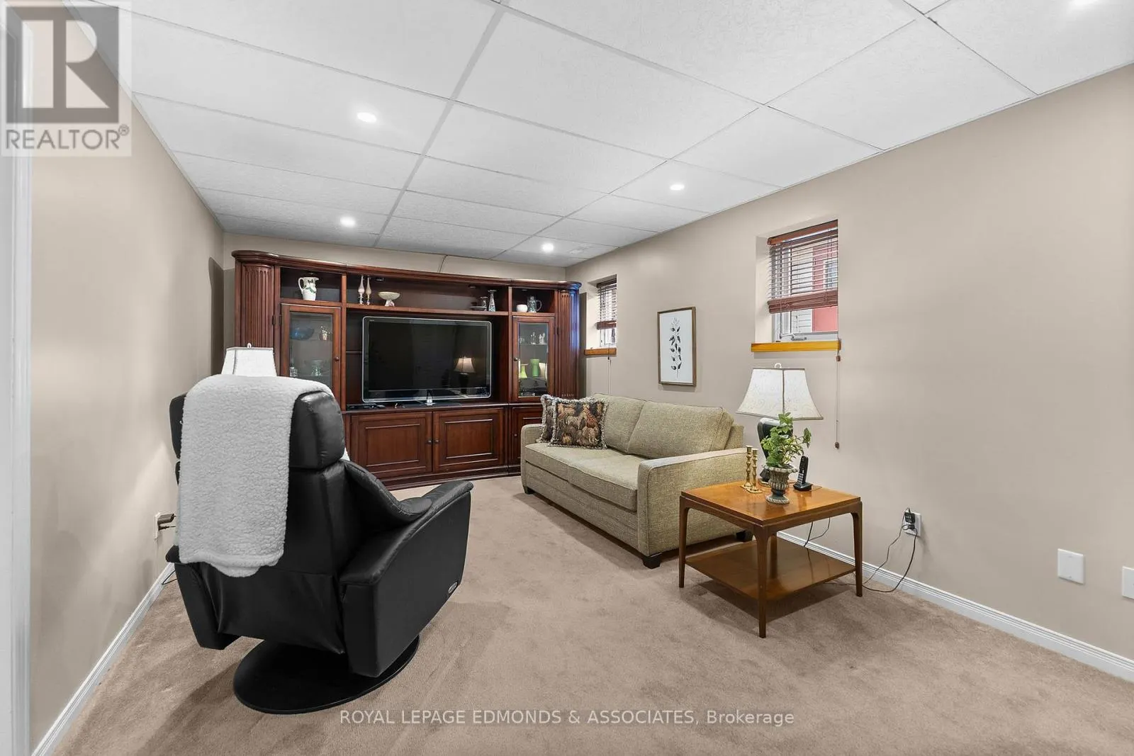 907 CEDAR LANE
