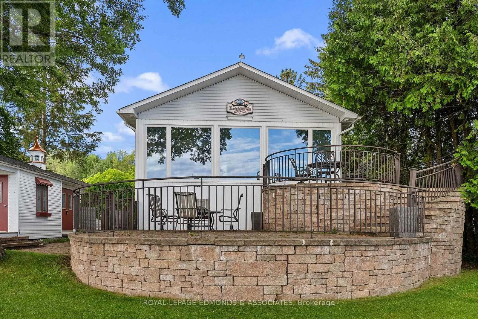 907 CEDAR LANE