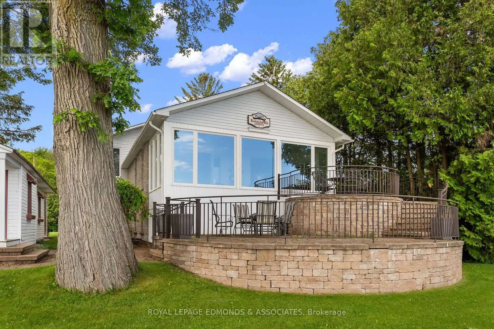 907 CEDAR LANE