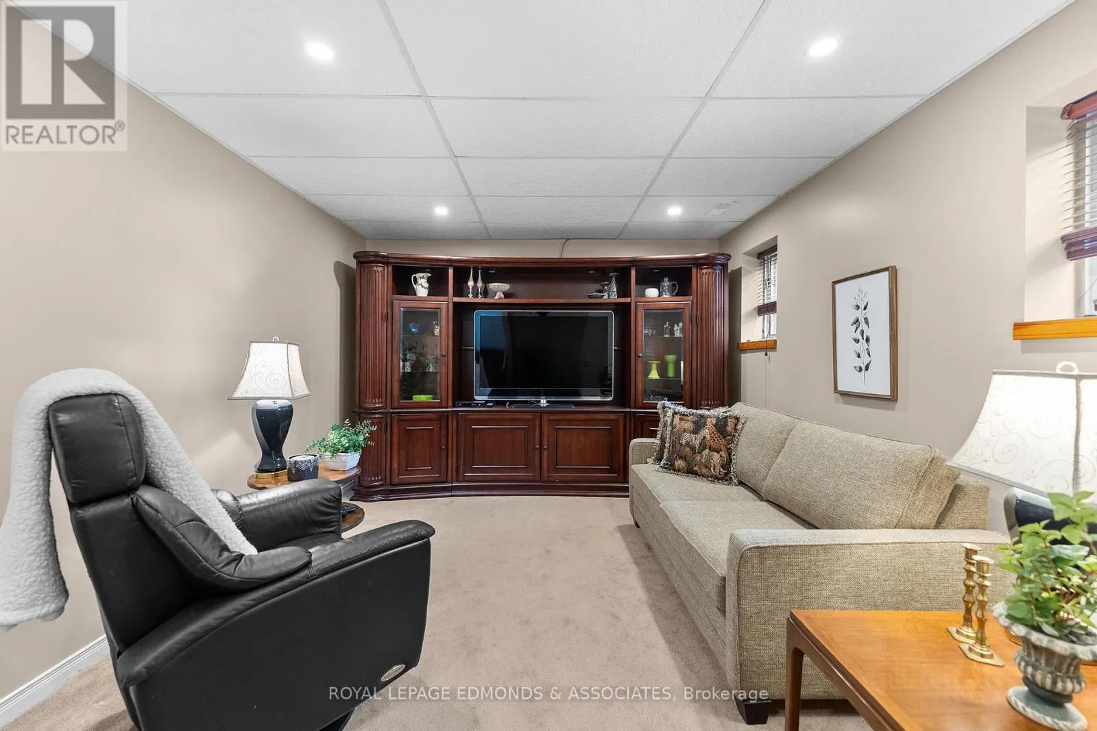 907 CEDAR LANE