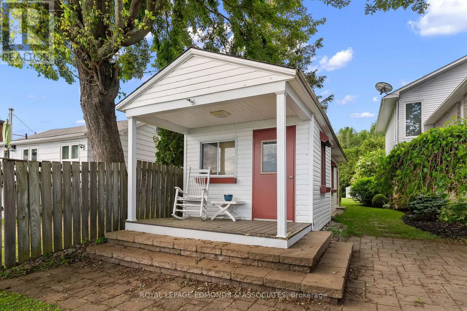 907 CEDAR LANE
