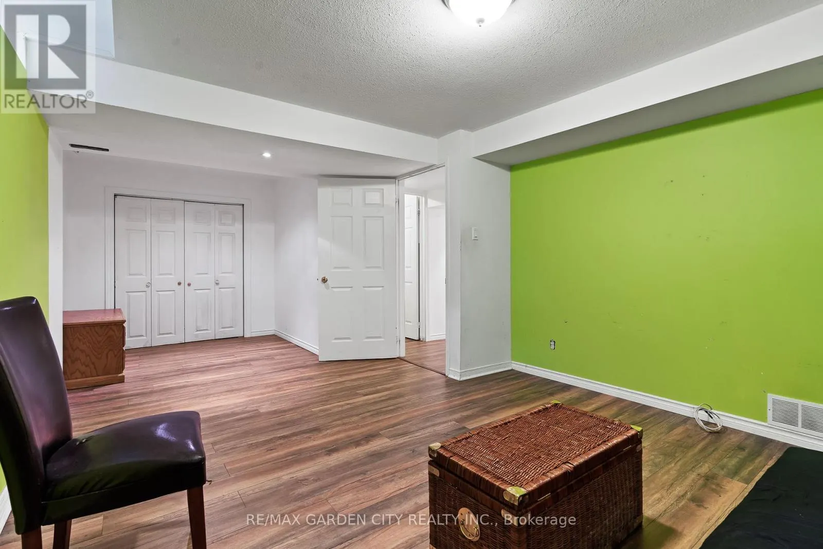 401 WRIGHT CRESCENT