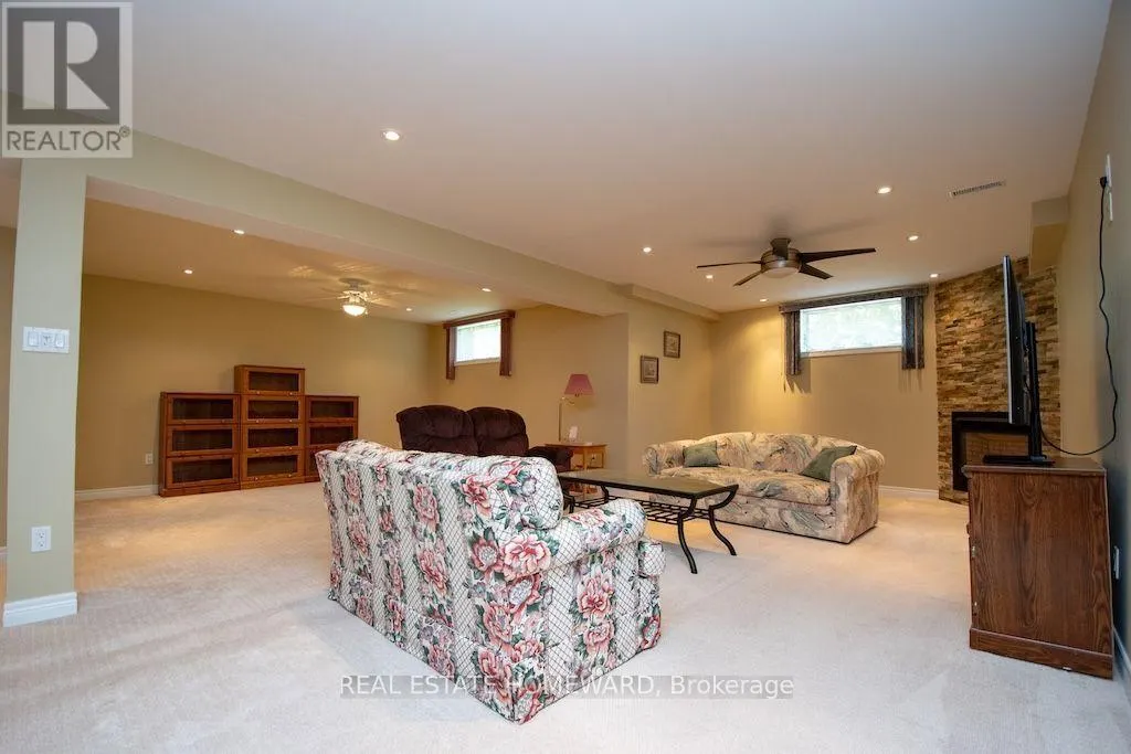 8 ISLAND BAY DRIVE