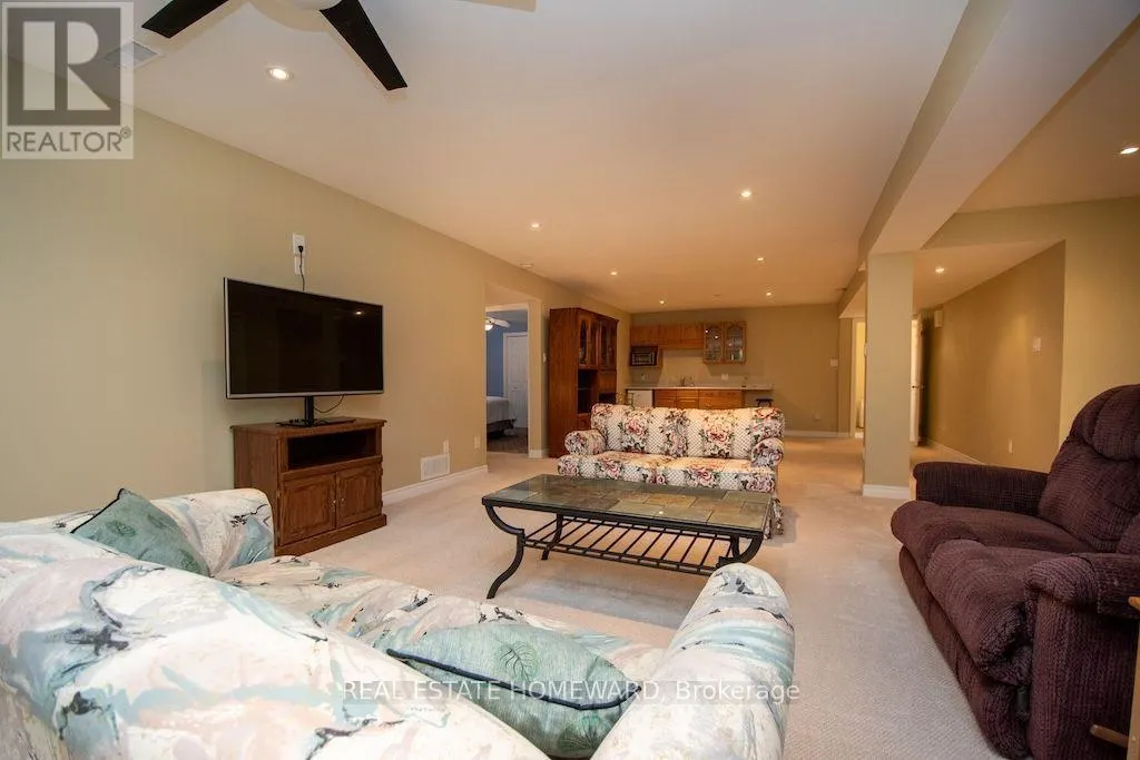 8 ISLAND BAY DRIVE