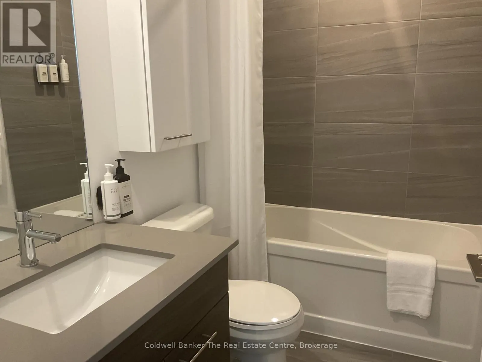 305 - 120 CARRICK TRAIL #305