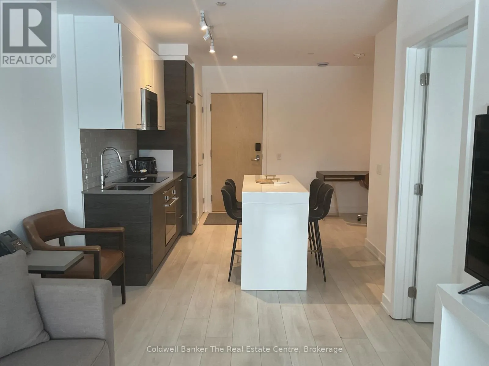 305 - 120 CARRICK TRAIL #305