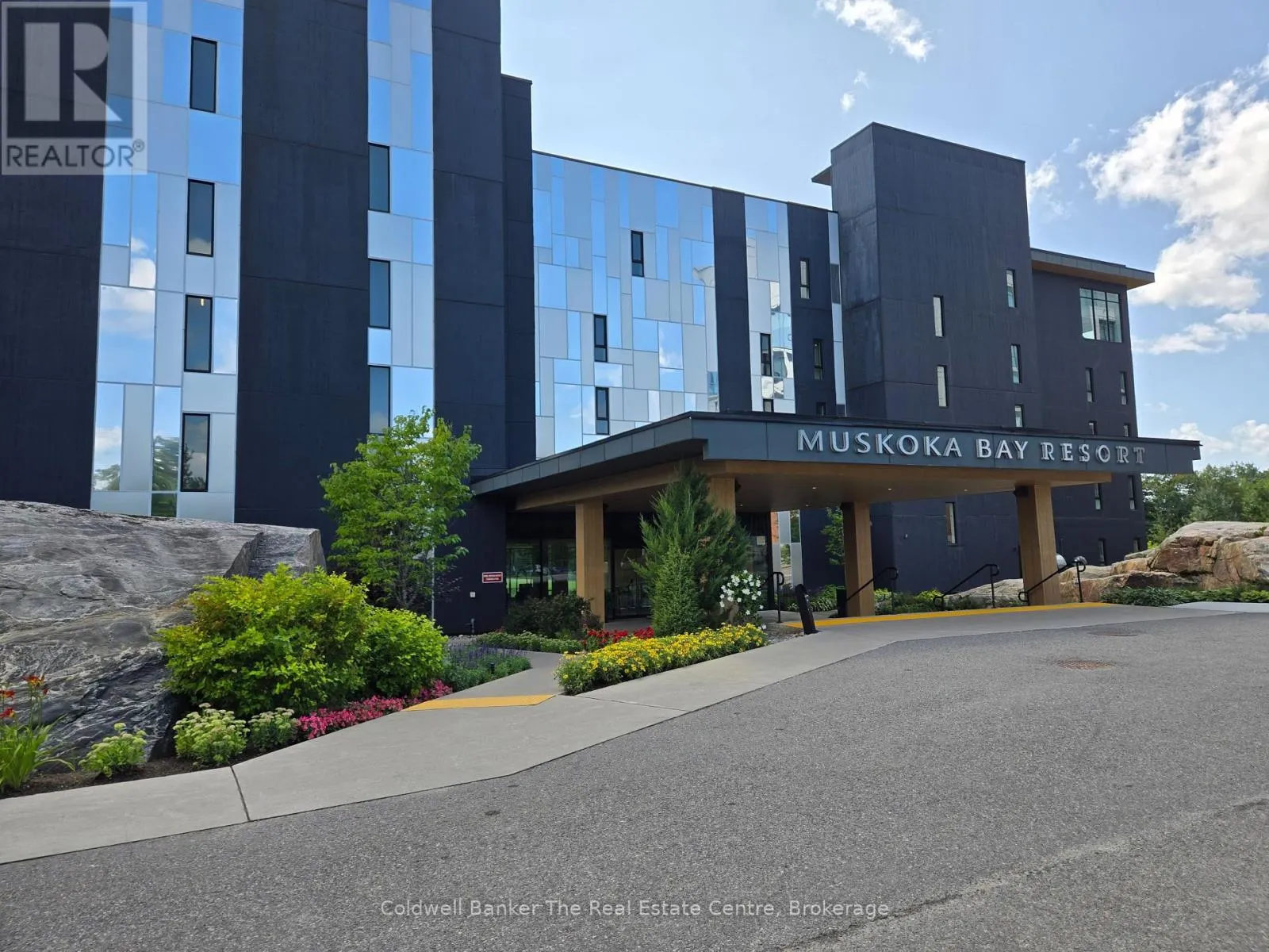 305 - 120 CARRICK TRAIL #305