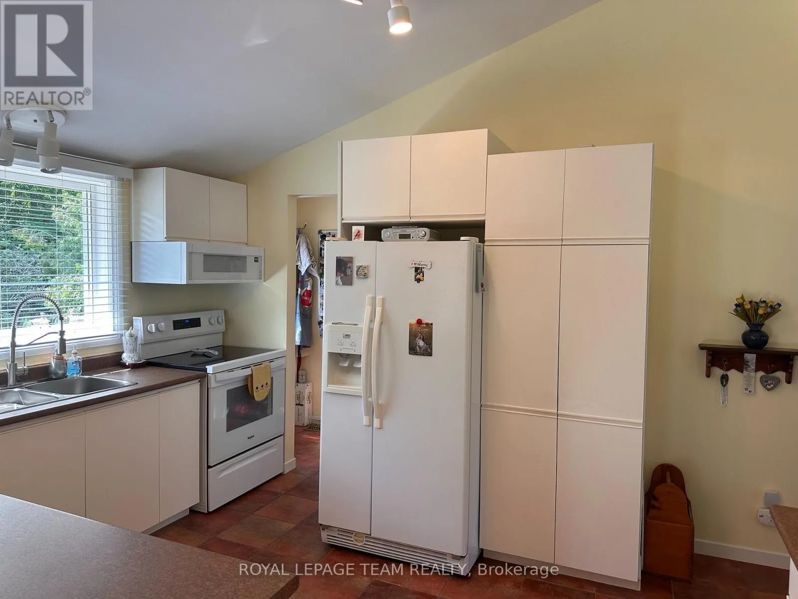 1663 CHRISTINA CRESCENT