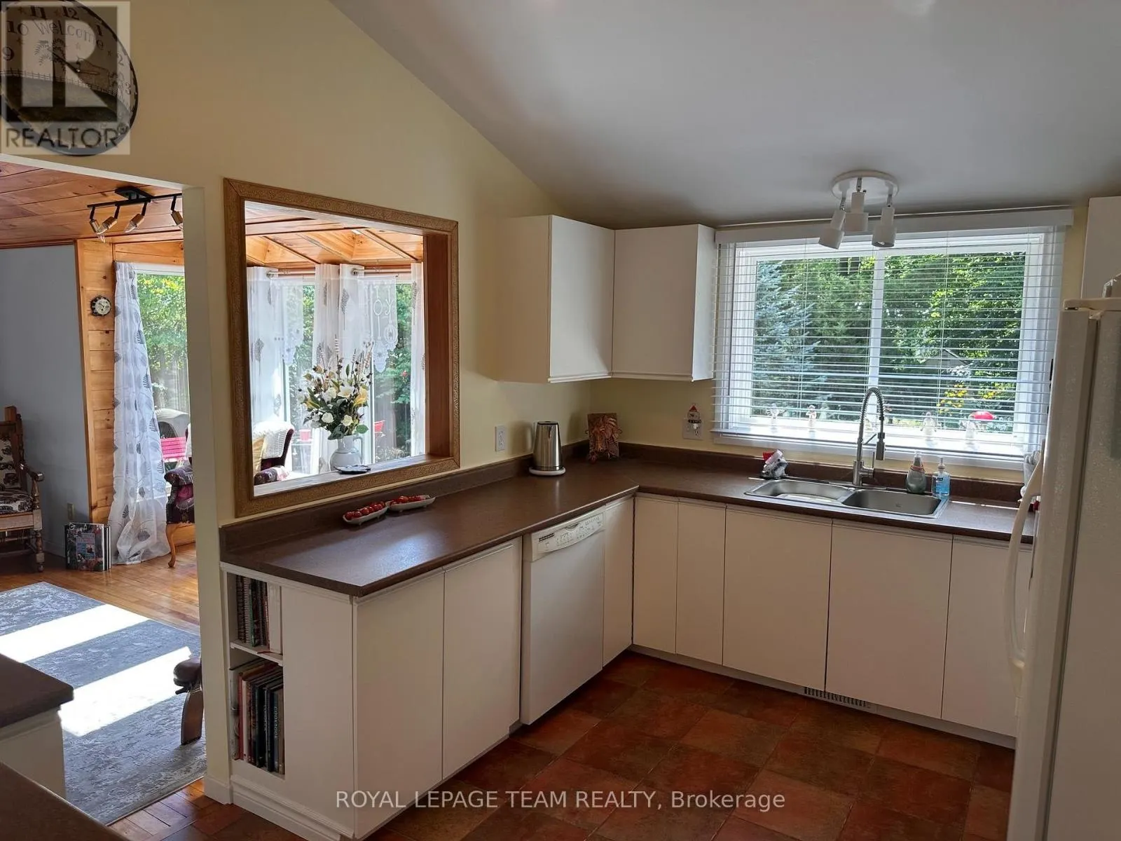 1663 CHRISTINA CRESCENT