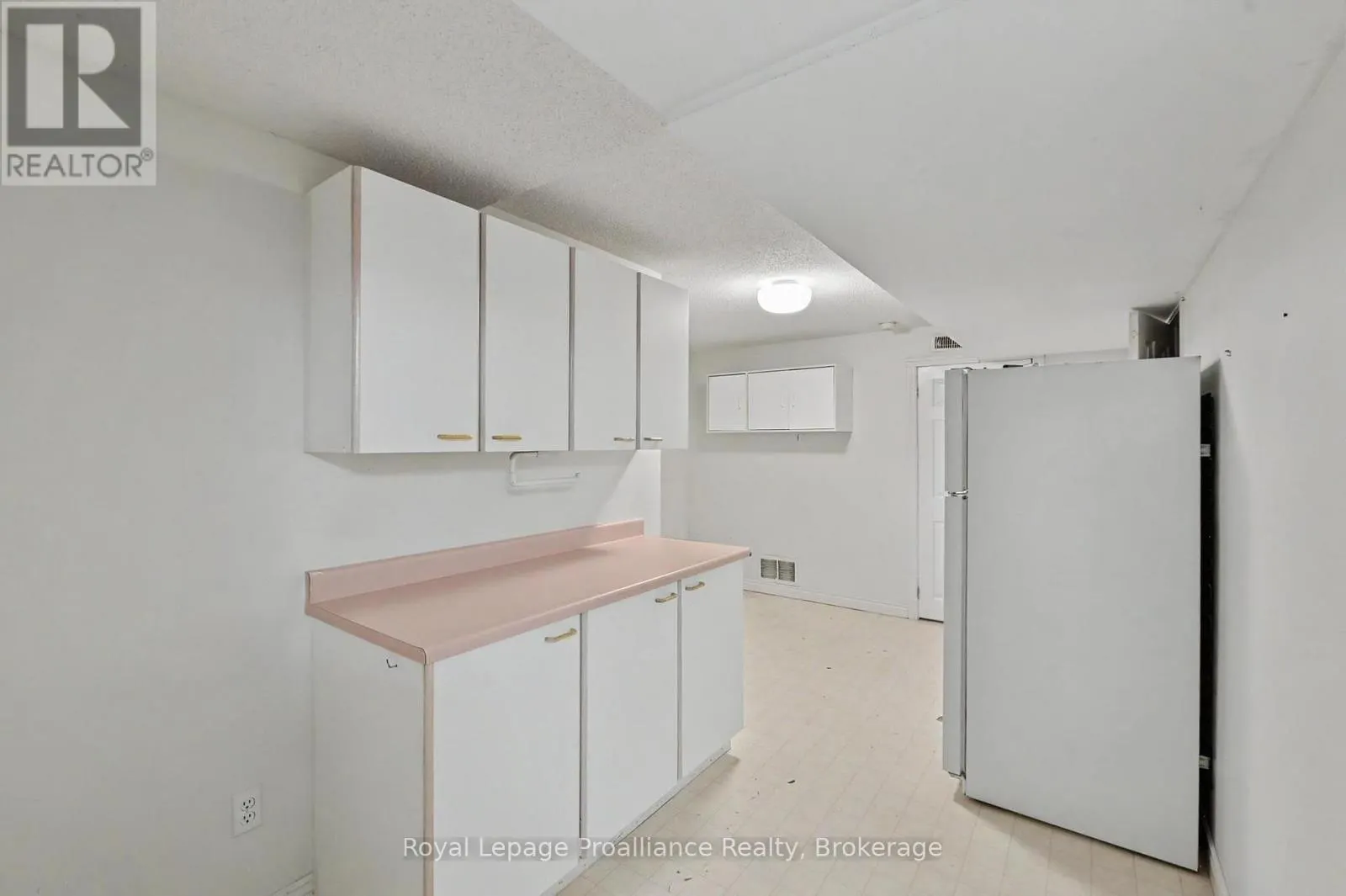 201 - 245 ELGIN STREET W #201