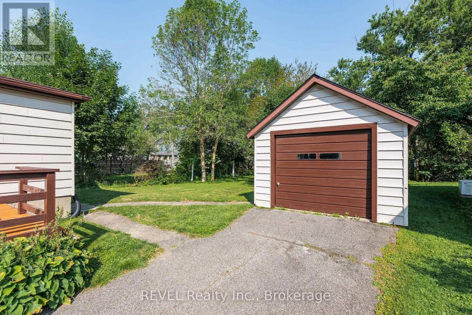692 LAKESHORE ROAD