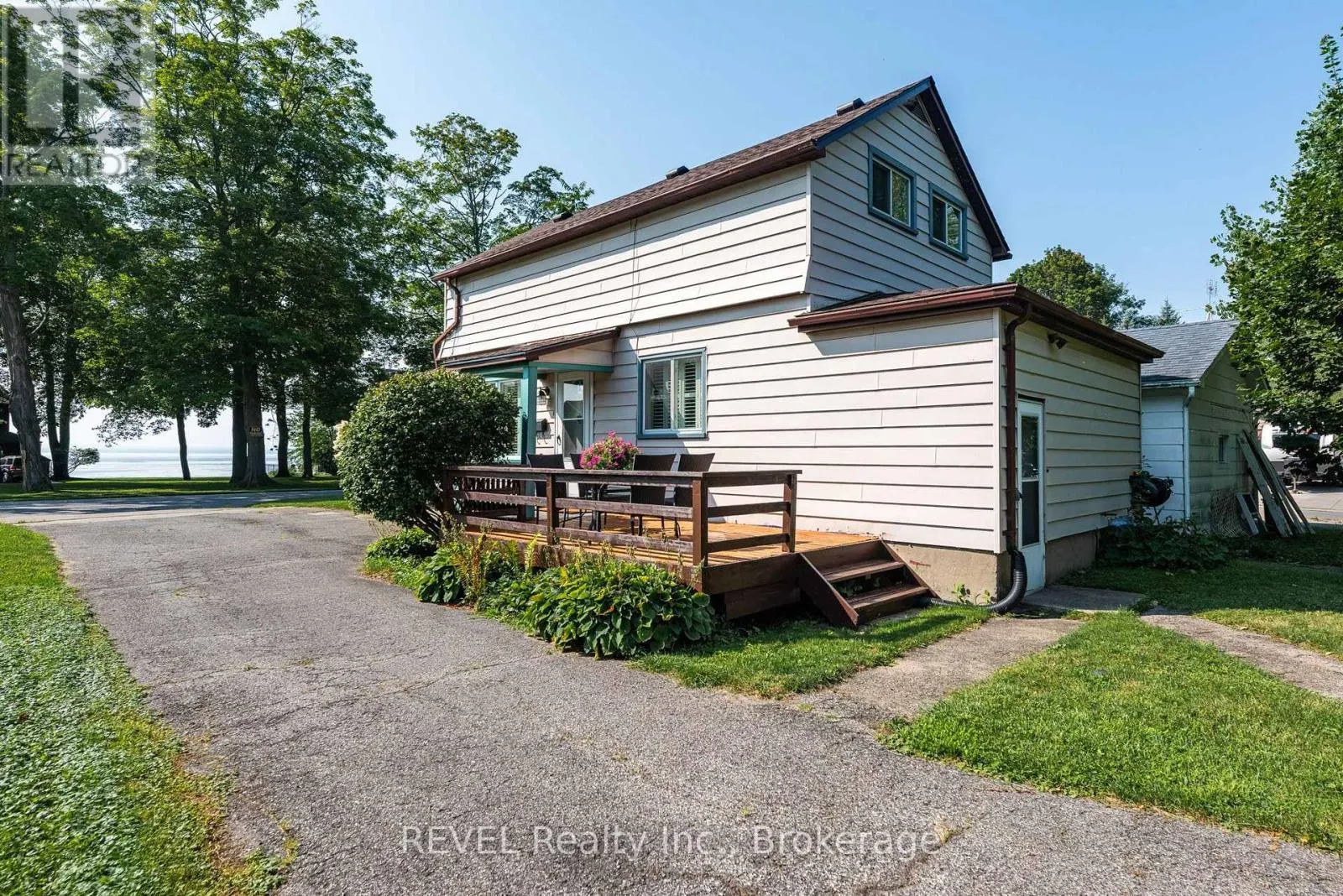 692 LAKESHORE ROAD