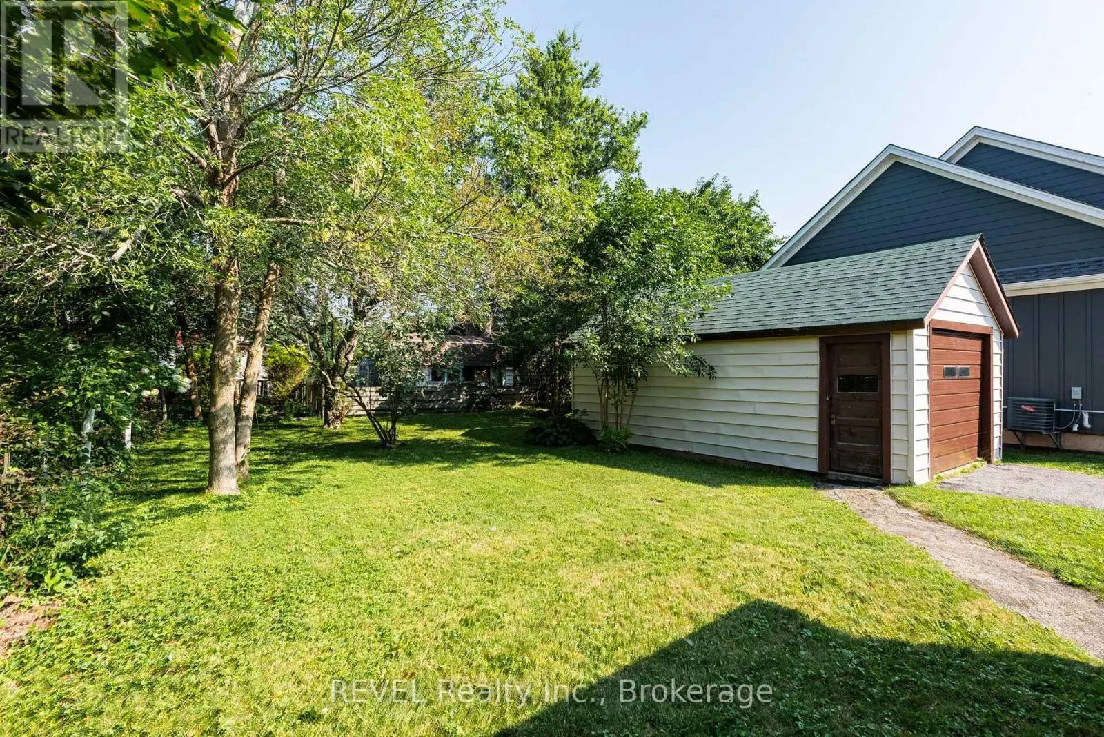 692 LAKESHORE ROAD